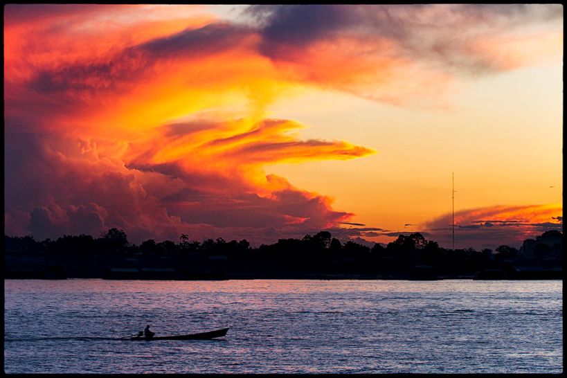 Atardecer en el río Amazonas.  ©Pedro Szekely