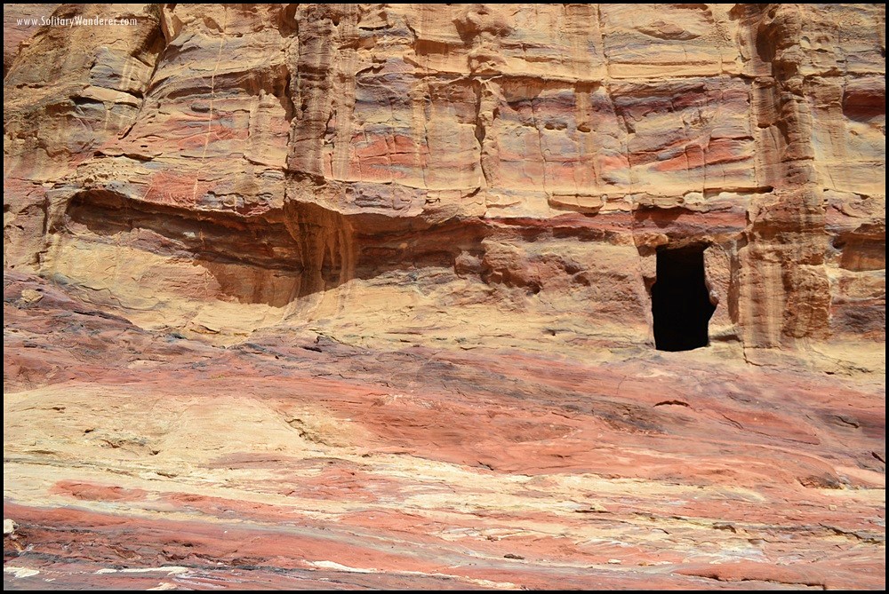 petra canyon colors