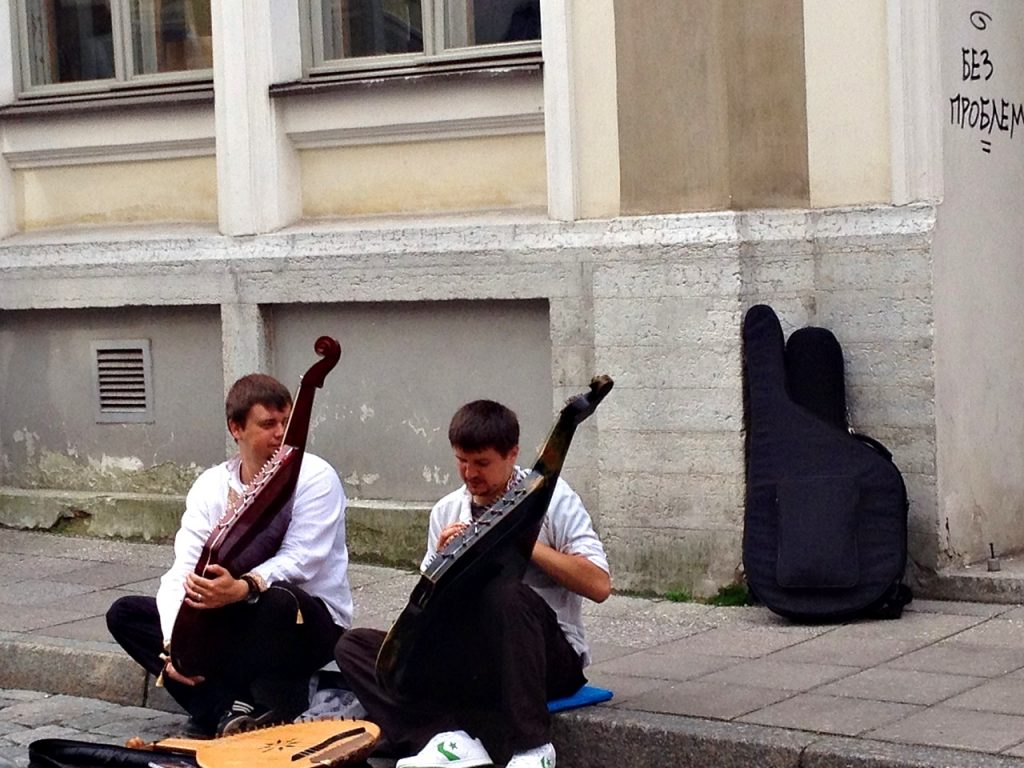 Músicos callejeros: viajando solo en Tallin, Estonia