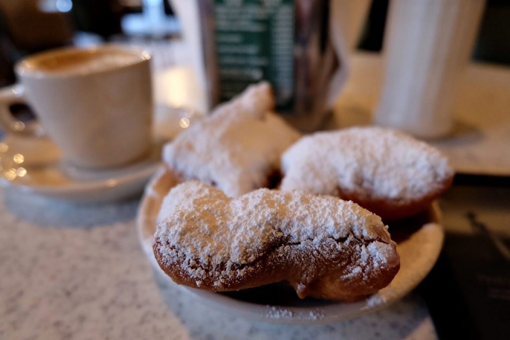 things to do in new orleans - cafe du monde beignet