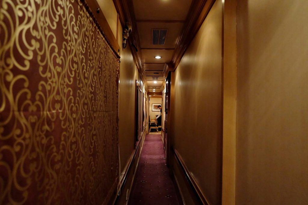 golden chariot india hallway