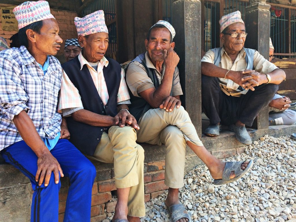 hombres locales en bhaktapur - vagabundo solitario