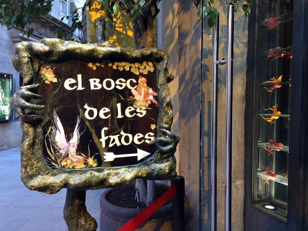 barcelona travel - visit the fairy bar