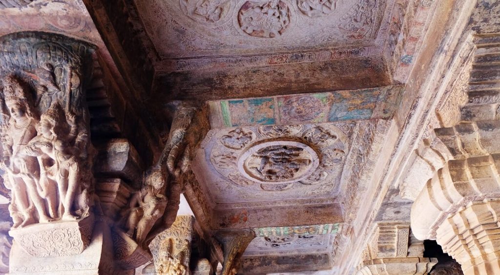 Templos de la cueva de Badami -- techo de la cueva 3