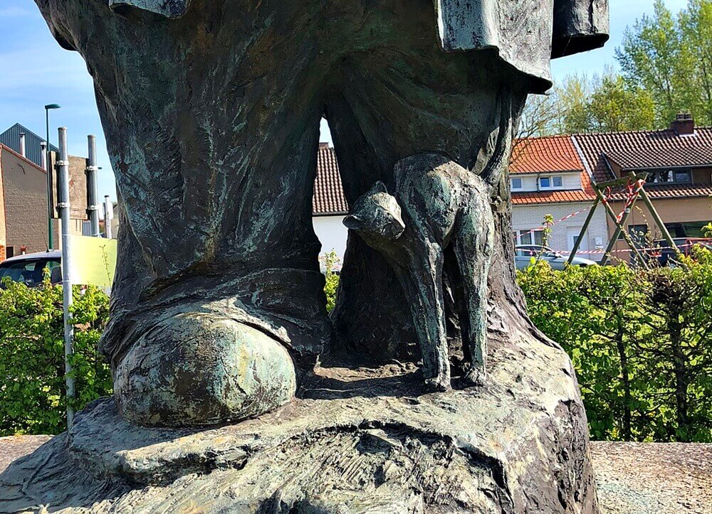 Cat of Fat Man Statue Pamel Belgium